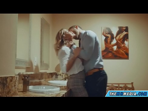❤️ Nalika pirang semok seduces sampeyan ing toilet umum ❤️ Porno ing kita ❌️❤
